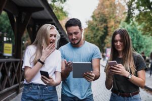 Millennials, los más confiados y los más vulnerables: 60 % ha sido víctima de engaños en línea Kaspersky